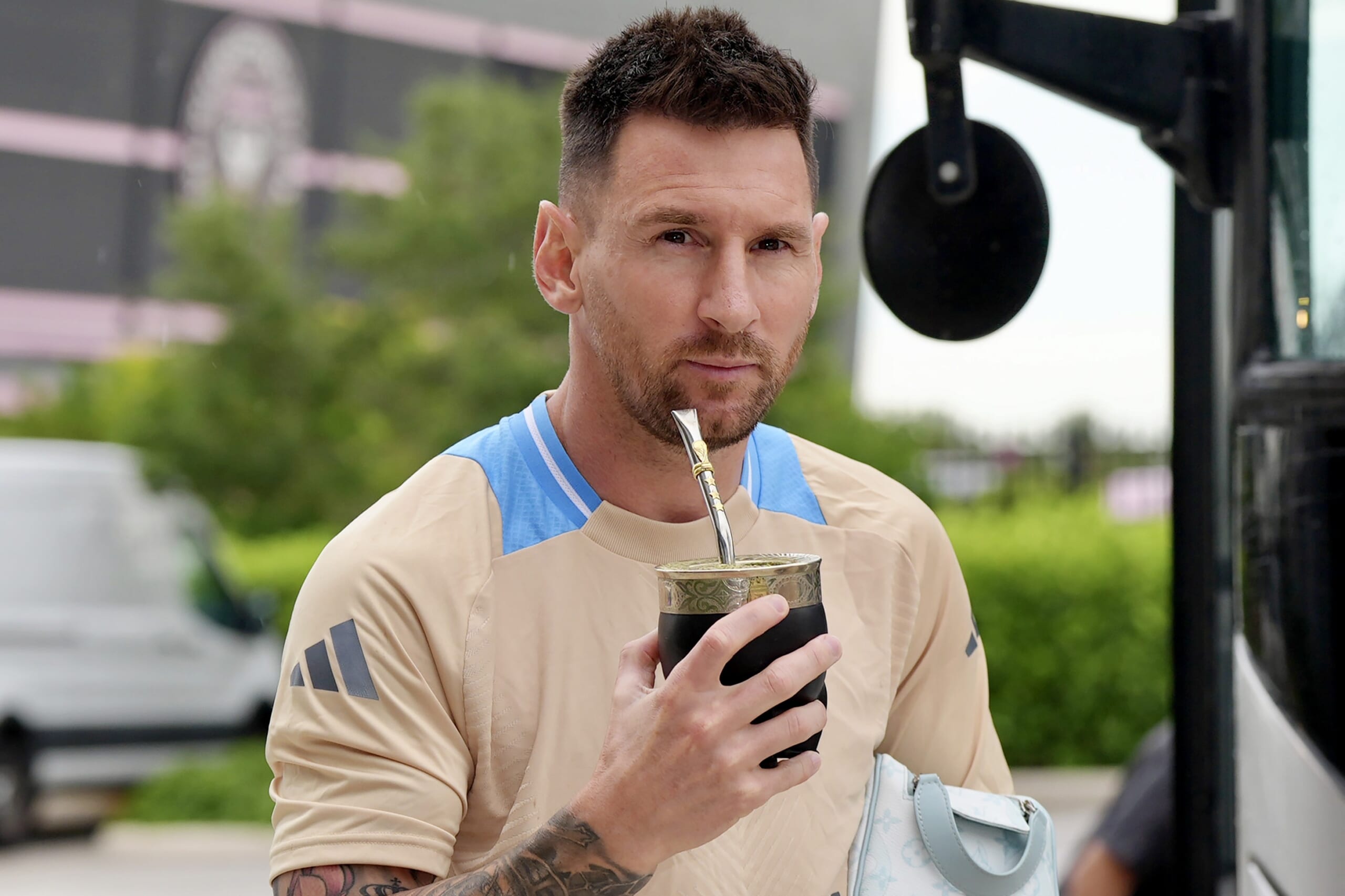 マテ茶の容器を手にするリオネル・メッシ選手